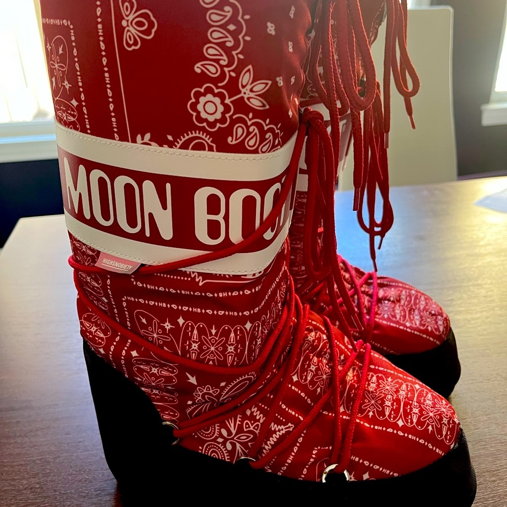 Moon Boot - red bandana